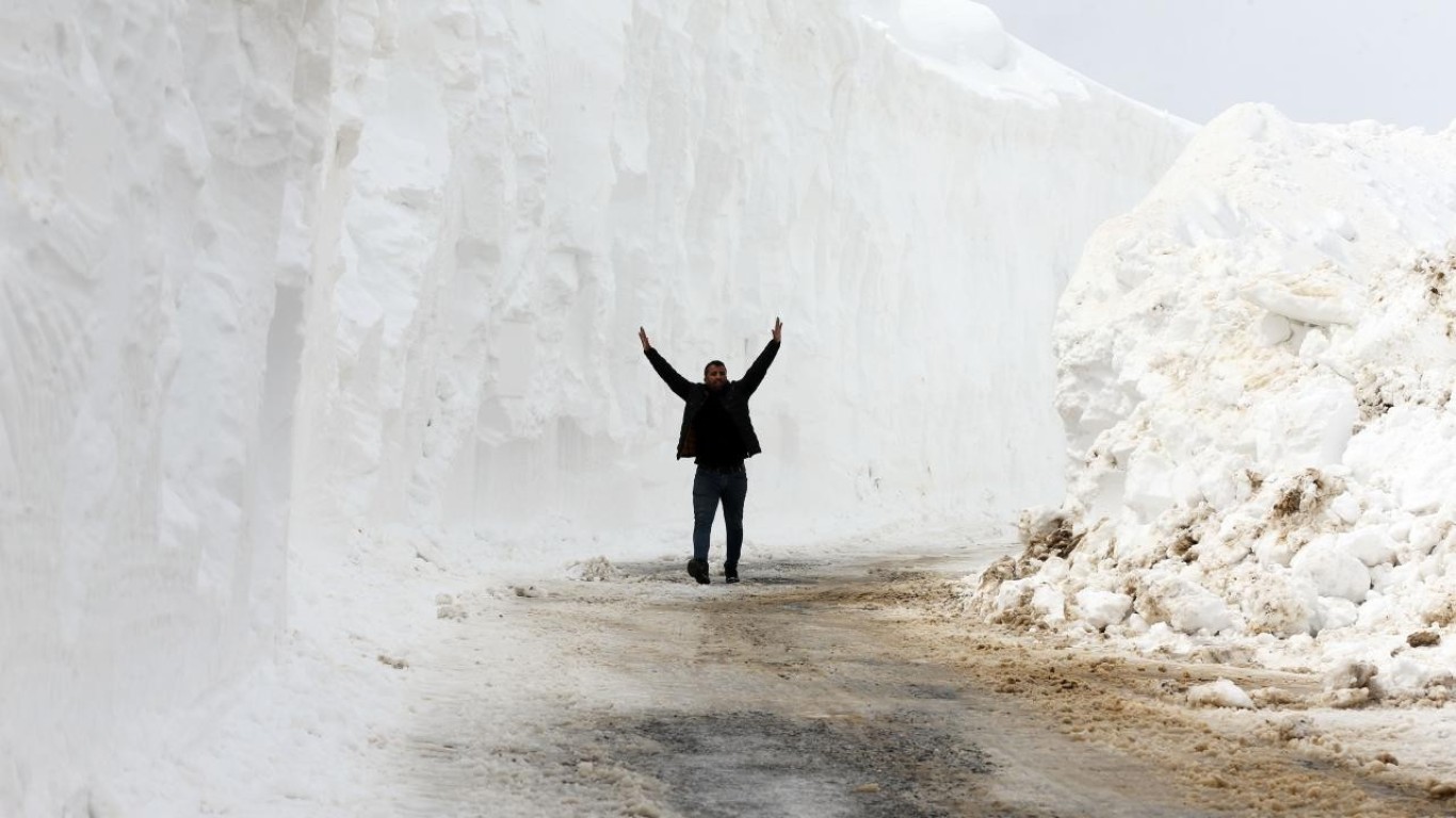 Muş'ta 8 metre kar: Ekipler çalışmalarını sürdürüyor