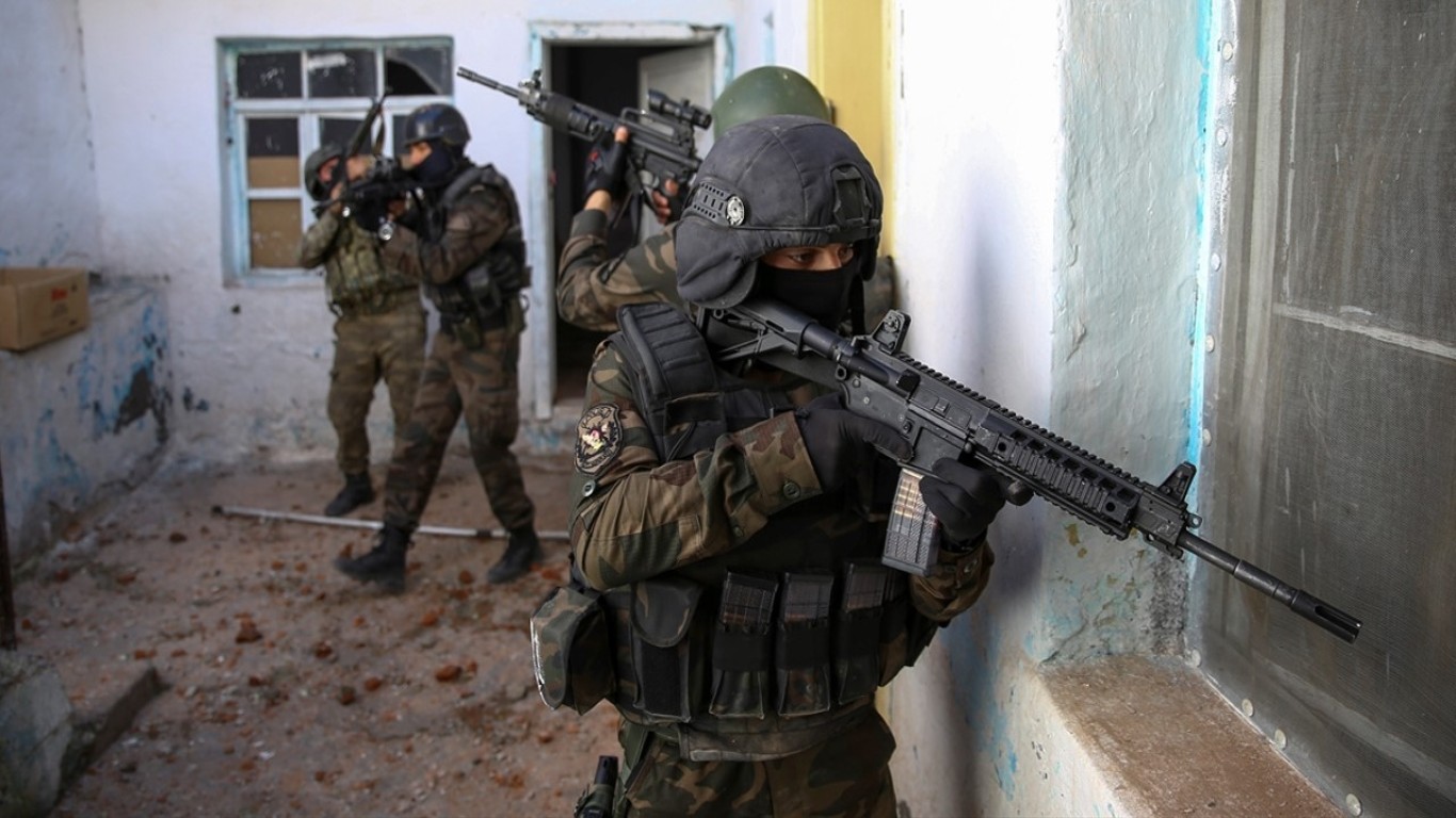 Büyükşehirlere bombalı saldırı hazırlığındaki 2 PKK’lı yakalandı