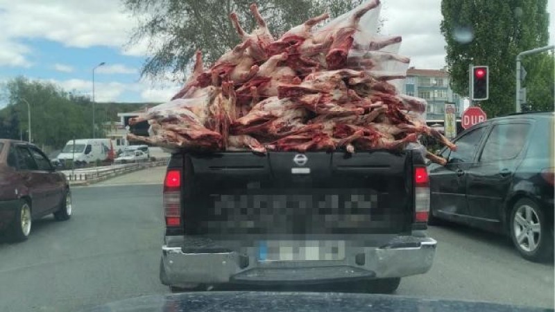 Ankara'da kamyonet kasasında taşınan açık etlere inceleme