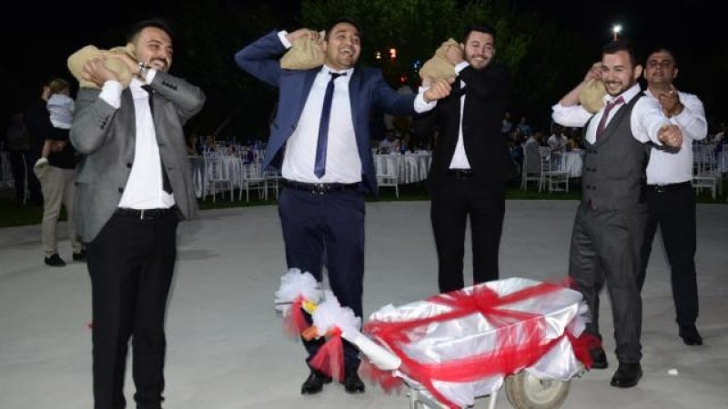 Aydın'da damada 55 kilo bozuk para takıldı