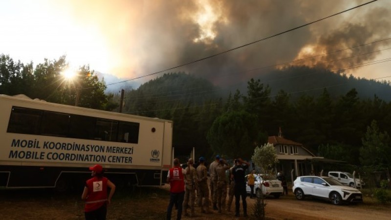 Marmaris'te alevlerle mücadele sürüyor: Yangın koordinasyon merkezi tahliye ediliyor