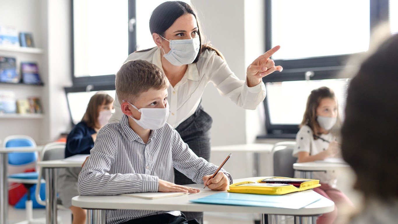 Okullar, öğrencilerine solunum yolu enfeksiyonlarının yoğun görüldüğü süreçlerde maske takmalarını önerebilir