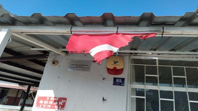 ÇİNE'DE MUHTARLIK BÜROSU ÖNÜNDEKİ TÜRK BAYRAĞI YAKILDI