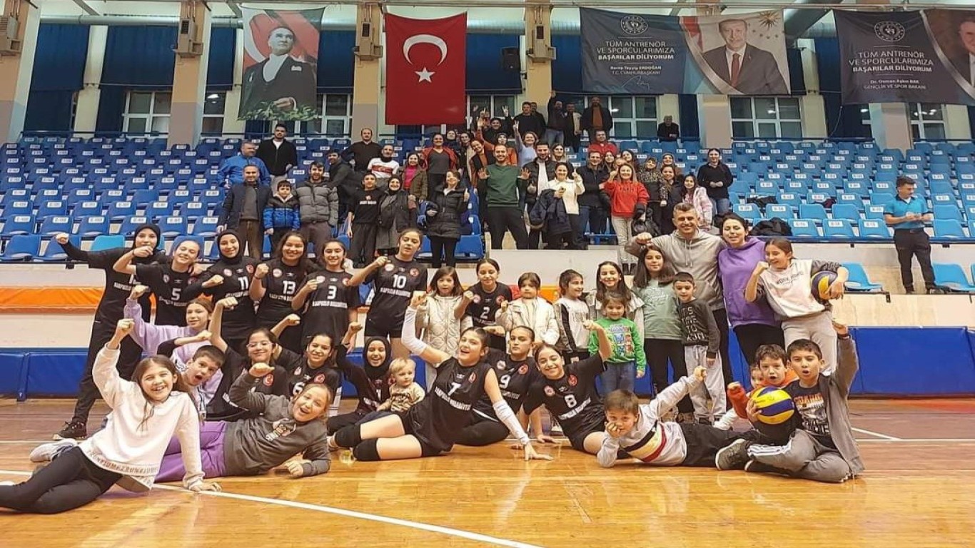 ÇİNE'DE VOLEYBOL ŞAMPİYON HOCALAR İLE BAŞLIYOR