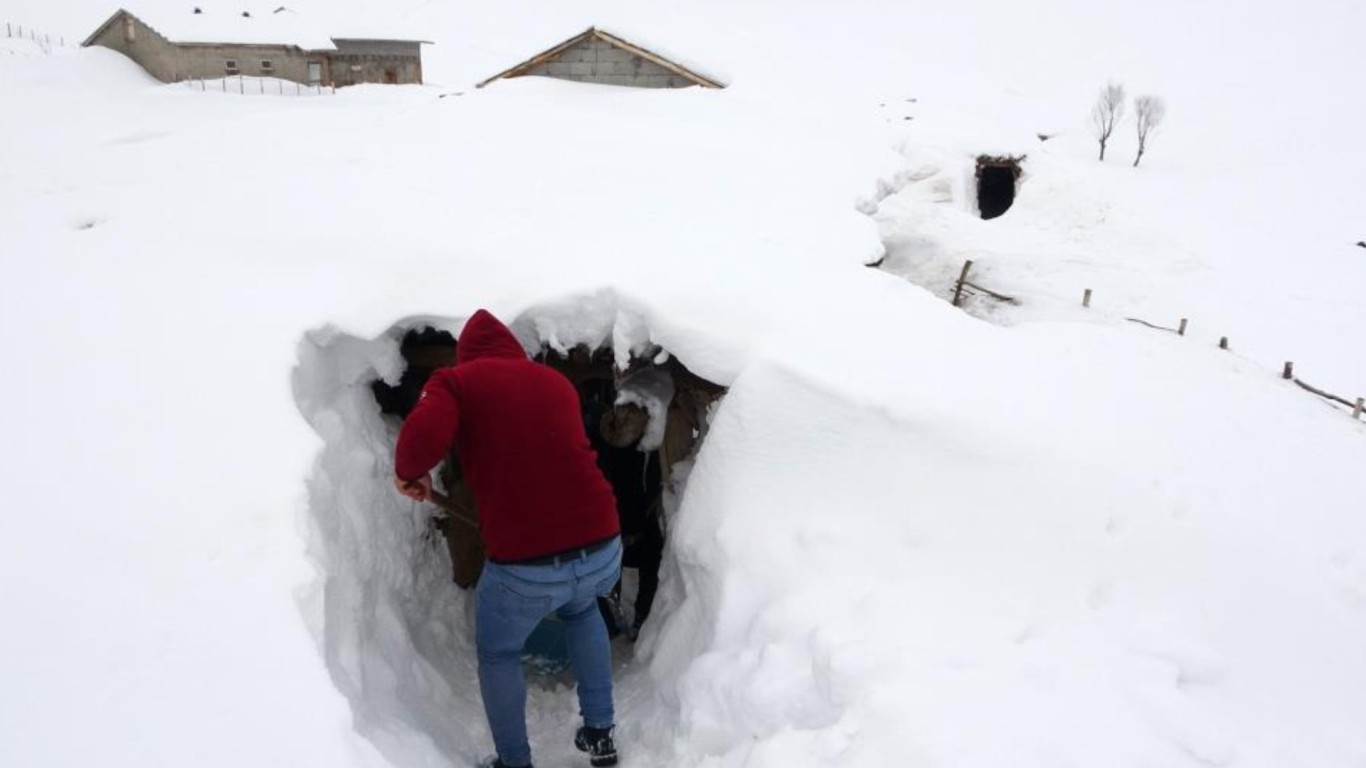 Muş'ta bir köy kara gömüldü, tünel açtılar! 'Artık kar atacak yer kalmadı'