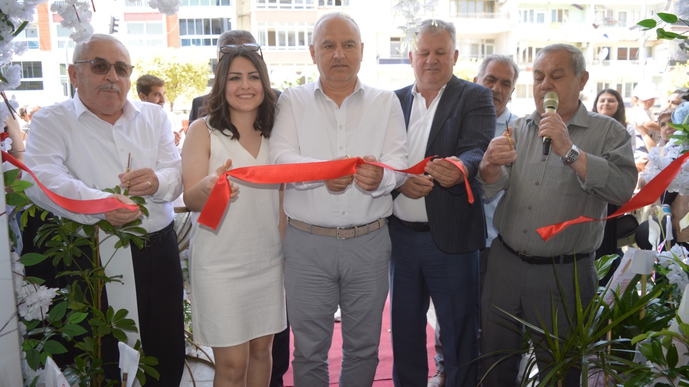 ÇİNELİ GENÇ DİŞ HEKİMİ GÜLFİDAN DURAN'A AİT AĞIZ VE DİŞ SAĞLIĞI KLİNİĞİ HİZMETLERİNE BAŞLADI