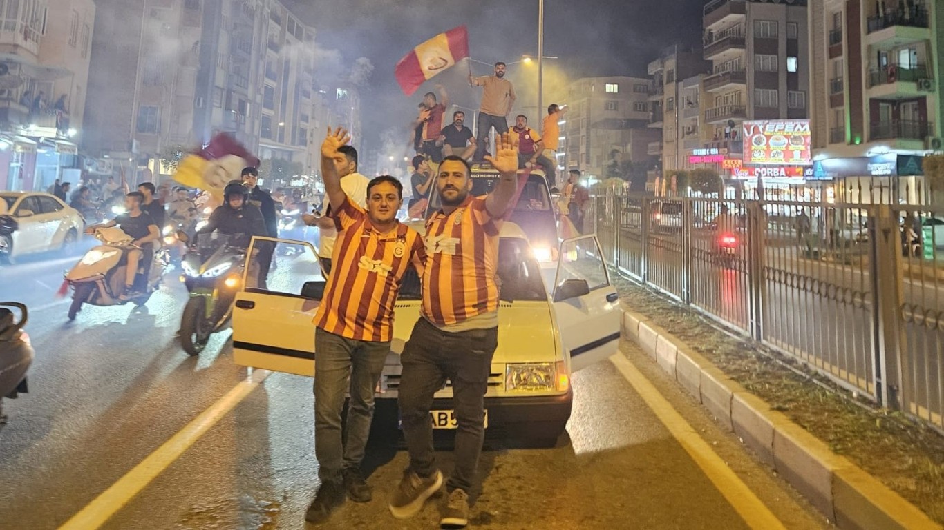 ÇİNELİ GALATASARAYLILARDAN COŞKULU KUTLAMA