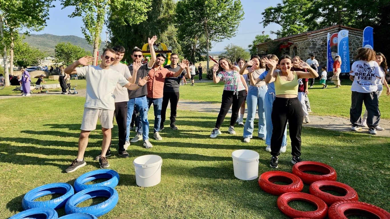 ÇİNE'DE GENÇLER ŞENLİKTE BULUŞTU