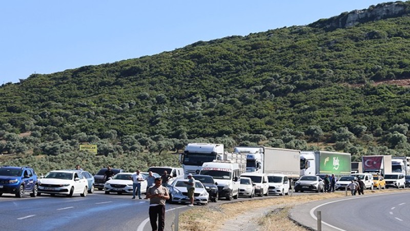 Tankerden dökülen balık yağı karayolunu savaş alanına çevirdi