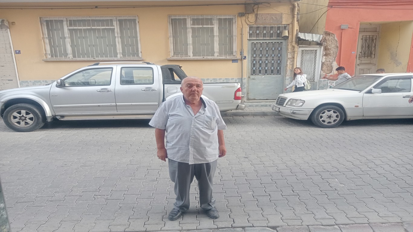 EVİNİN ÖNÜNE PARK ETTİ CEZA YEDİ