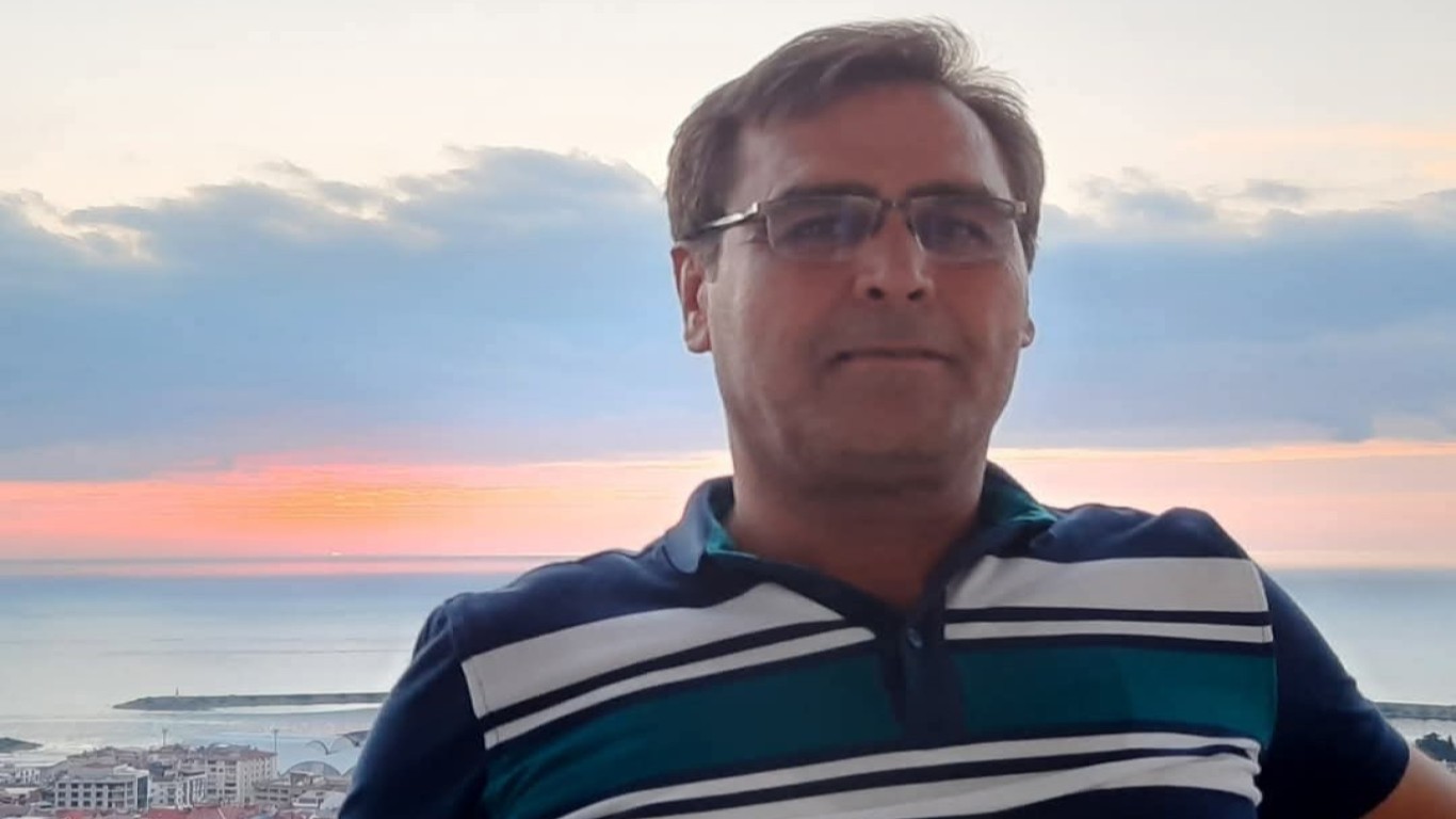 SEVENLERİNİ YASA BOĞDU