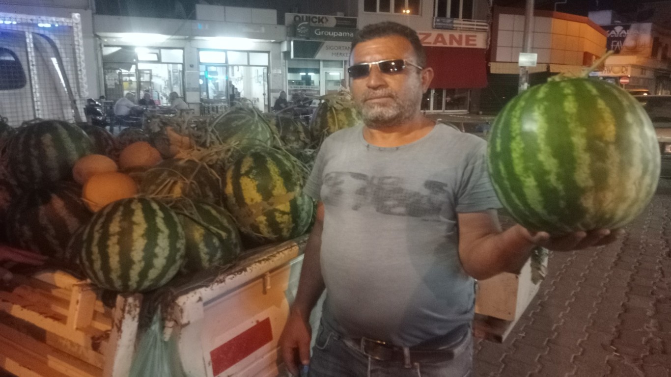 ÇİNE'DE SEZONUN İLK KARPUZU ÇIKTI