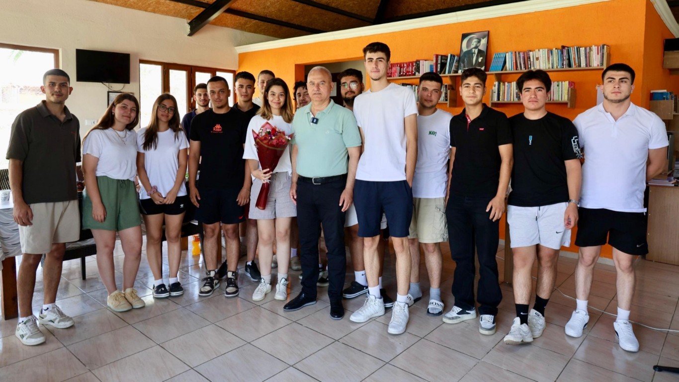 BAŞKAN KIVRAK’TAN YKS ÖNCESİ ÖĞRENCİLERE MORAL ZİYARETİ