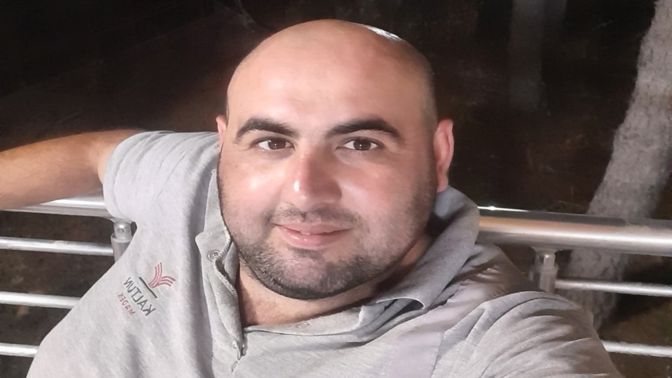 GENÇ ADAM SEVENLERİNİ YASA BOĞDU