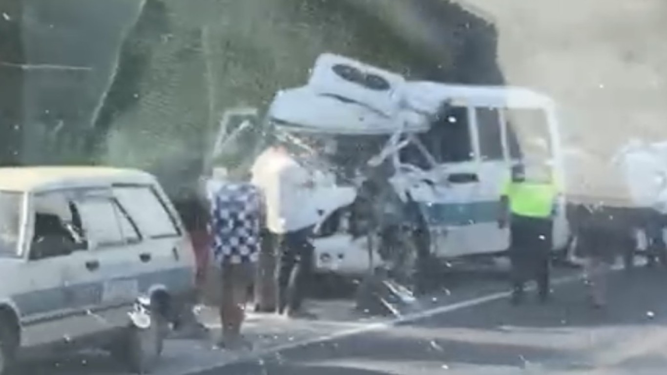 AKÇAOVA YOLUNDA FECİ KAZA ÇOK SAYIDA YARALI VAR