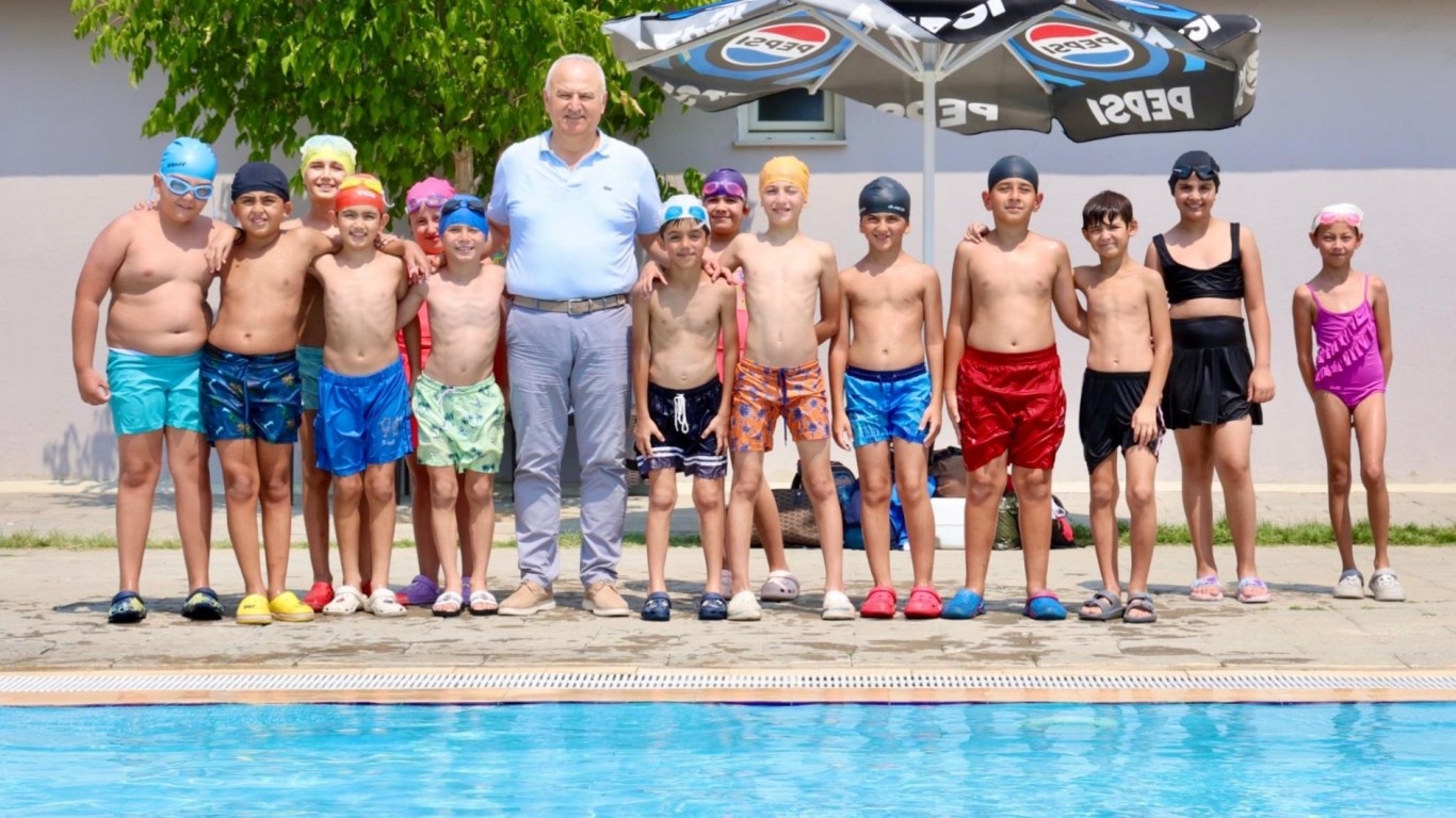 BAŞKAN KIVRAK’TAN MİNİK YÜZÜCÜLERE ZİYARET
