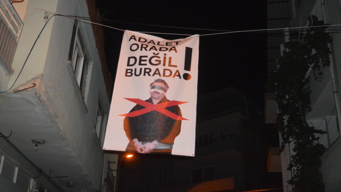 ÇİNE'DE ABDULLAH ÖCALAN POSTERİ