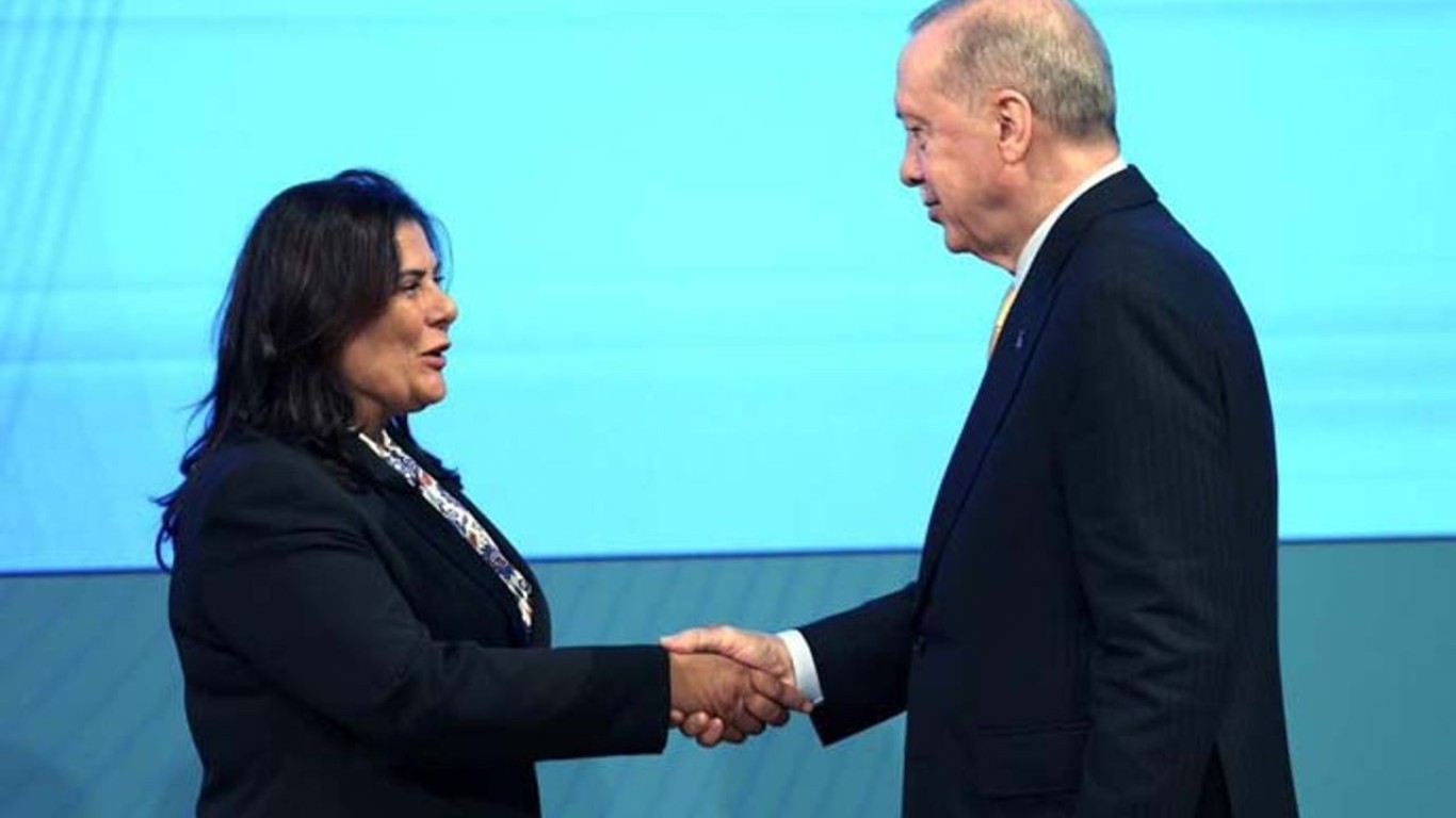 Özlem Çerçioğlu, AK Parti’ye katıldı
