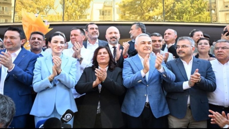 Sarı bina önünde ezber bozan slogan; “AK Parti seninle gurur duyuyor”