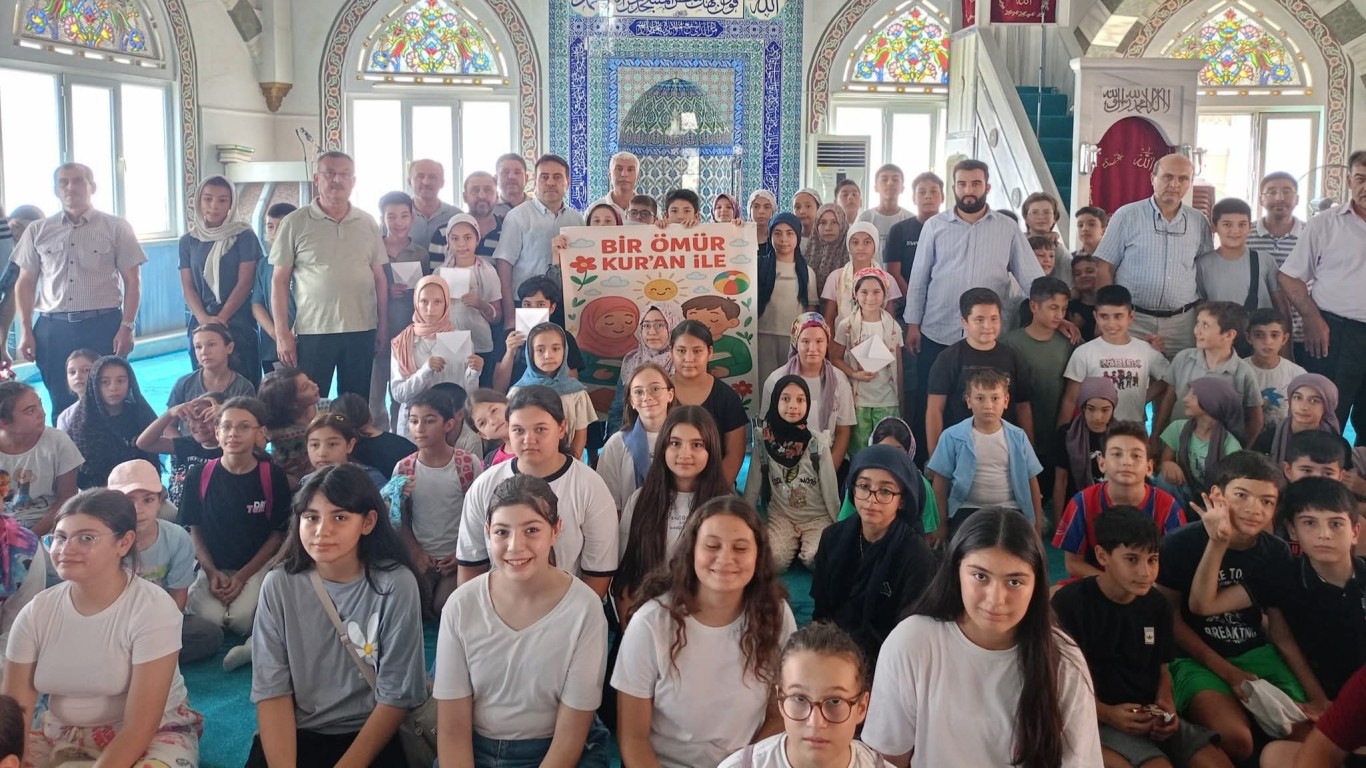 ÇİNE'DE ÇOCUKLAR GÜZEL AHLAK İLE YARIŞTI