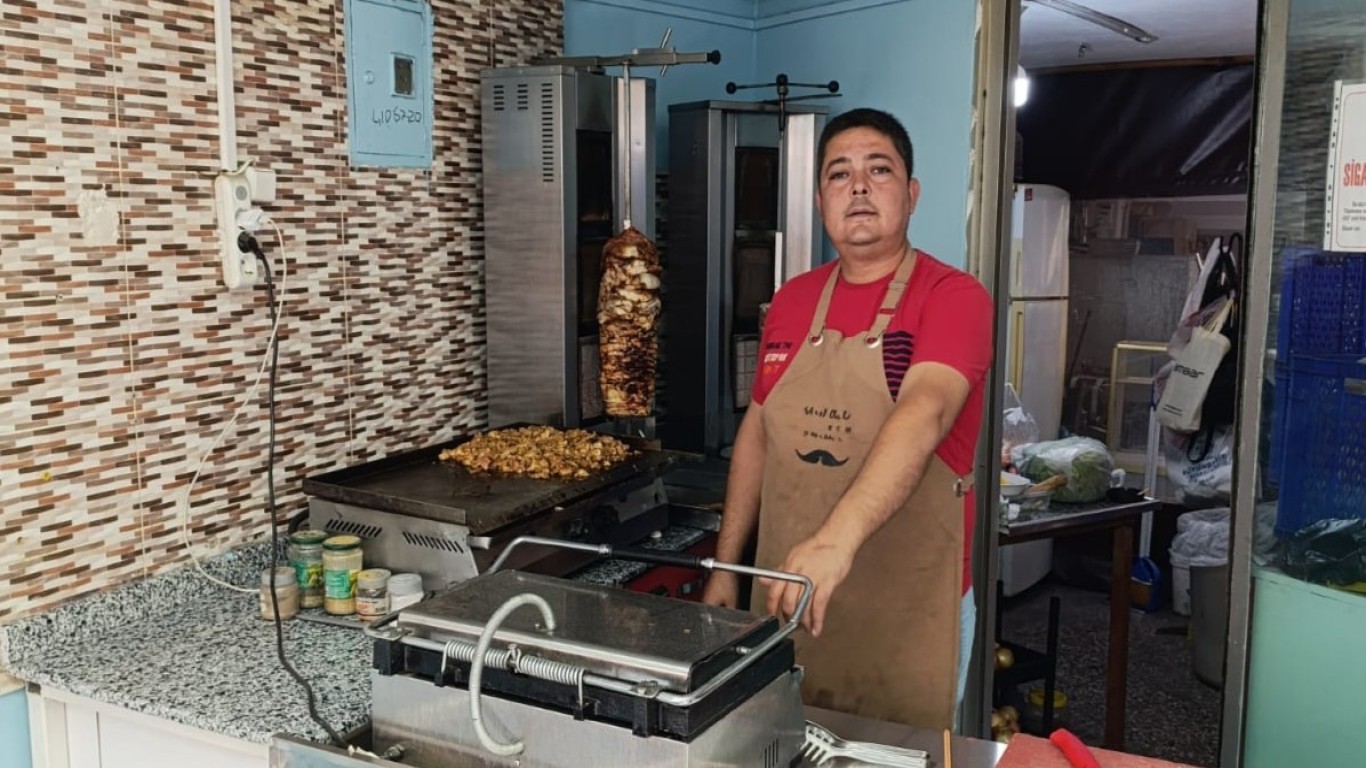 ŞAKİROĞLU DÖNER SALONU'NDAN ÖĞRENCİYE BÜYÜK DESTEK