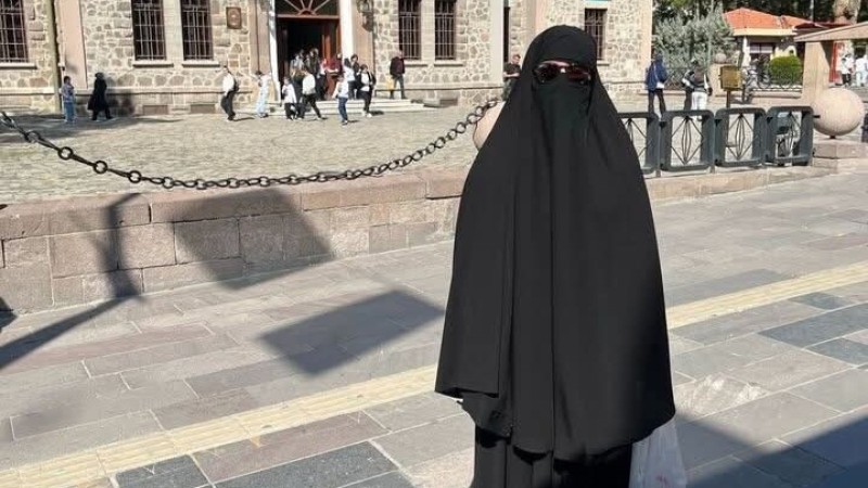 Siyah çarşaf giyerek metroda dolaşan bir erkek gözaltına alındı