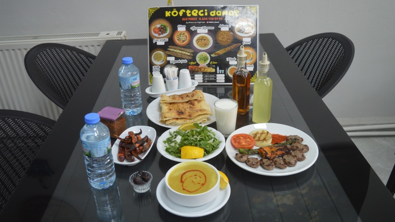 Köfteci Damat'ta Porsiyon Çine Köftesi 200 Lira
