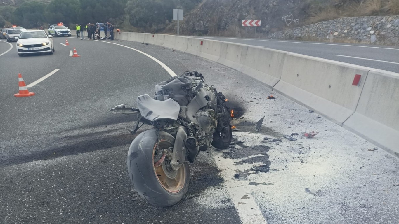 Motosiklet alev aldı sürücü ölümden döndü