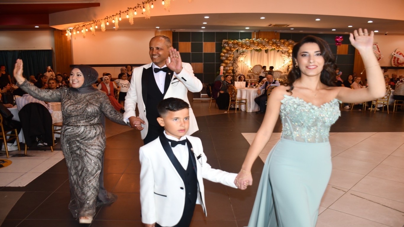 AKAR AİLESİNİN MUTLU GÜNÜ