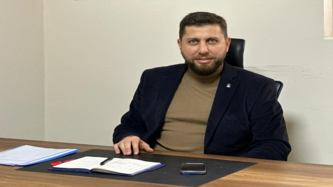 Kandemir Şahin'e: Cenazeyi Defnetmekten Aciz Sinek ve Haşerelerle Uğraşmaktan Aciz Bir İlçe Belediyesi. Sen Asıl Buna Kafa Yor.