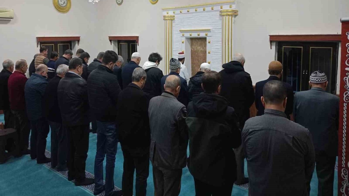 ÇİNE SABAH NAMAZINDA BULUŞTU