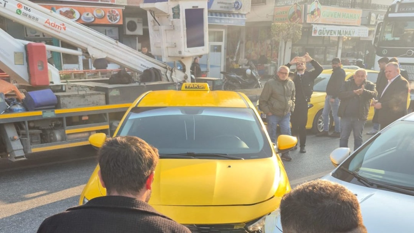 Çine Otogar Kavşağı’nda Korkutan Kaza: Şans Eseri Yaralanan Olmadı