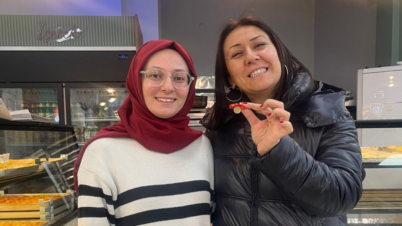 Çine Akasya Pastanesi’nde Yılbaşı Şenliği: Pastalar Lezzet, Çekiliş Altın Dağıtıyor!