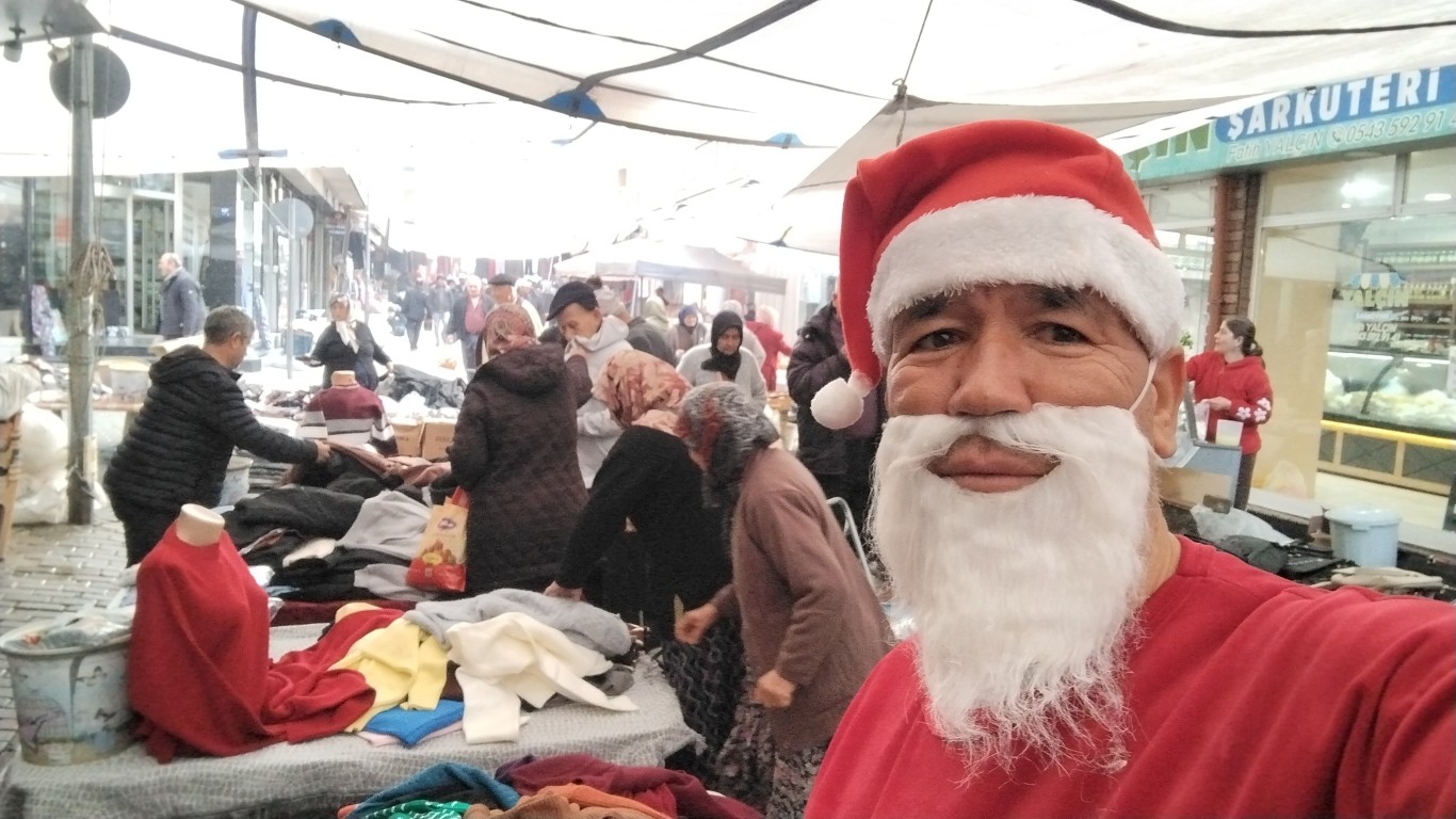 Çine’nin Gülen Yüzü Bu Kez Noel Baba Oldu: Ümit Özoğan’dan Renkli Sürpriz!
