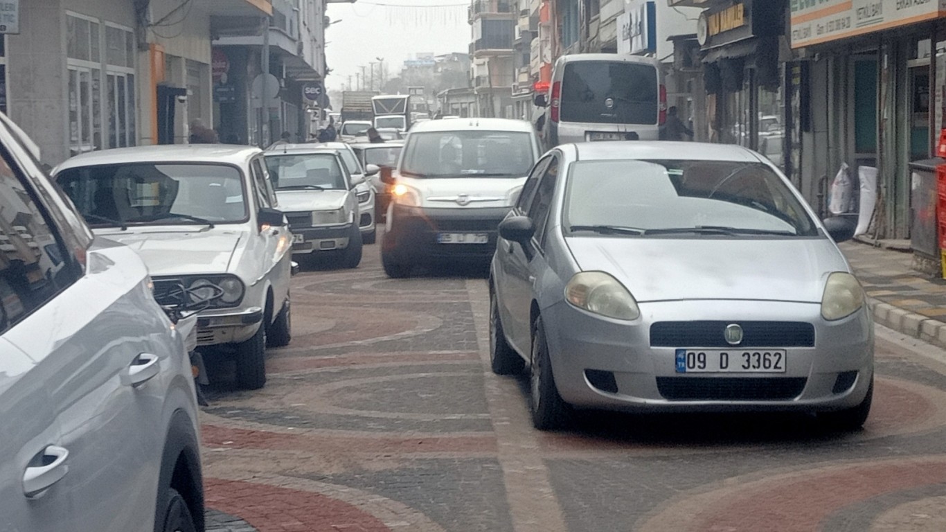 Çine’de Trafik Çilesi Bitmiyor: Yollar Genişledi Ama Park Sorunu Engel Oldu