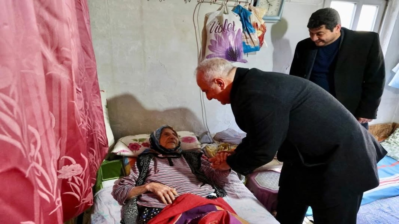 Çine’de 113 Yıllık Çınara Anlamlı Ziyaret: Başkan Kıvrak Elif Nine’nin Hayır Duasını Aldı