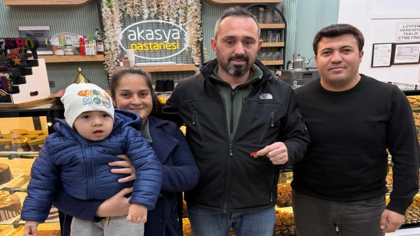 Çine’de Tatlı Başlayan Yılbaşı: Akasya Pastanesi Altın Dağıttı!