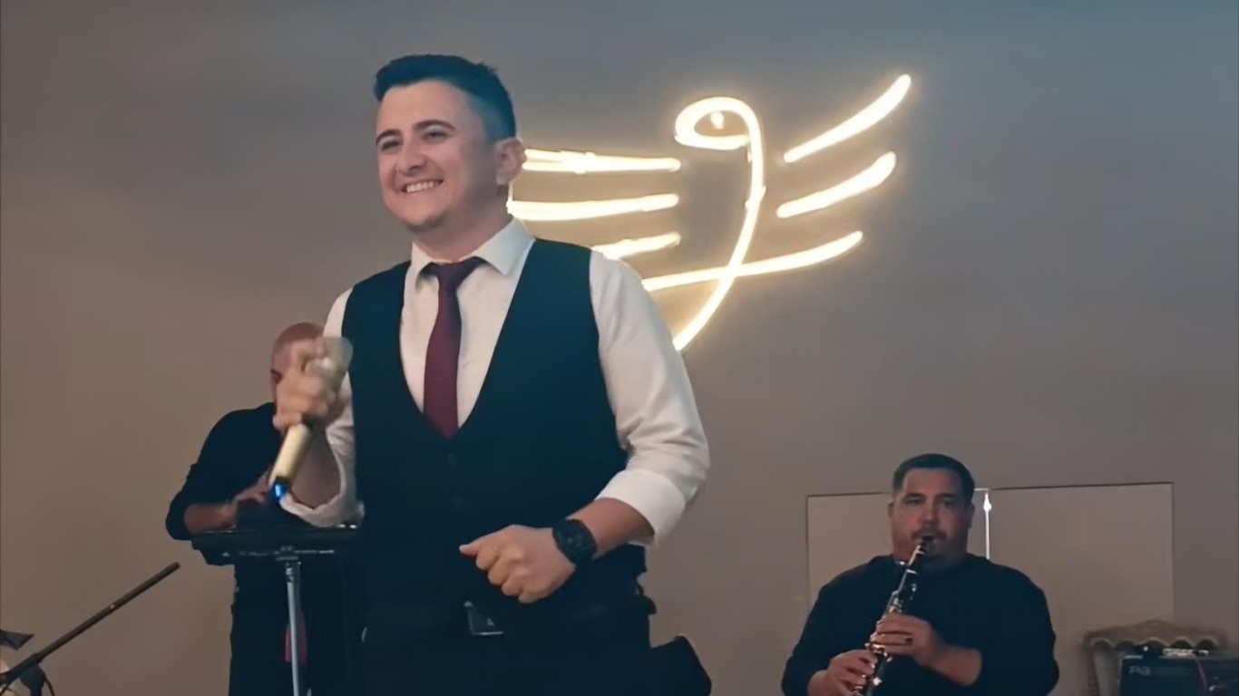 Çine’nin Sevilen Sesi Solist Neco’dan Alkışlanacak Hareket: Asker Eğlenceleri Ücretsiz!