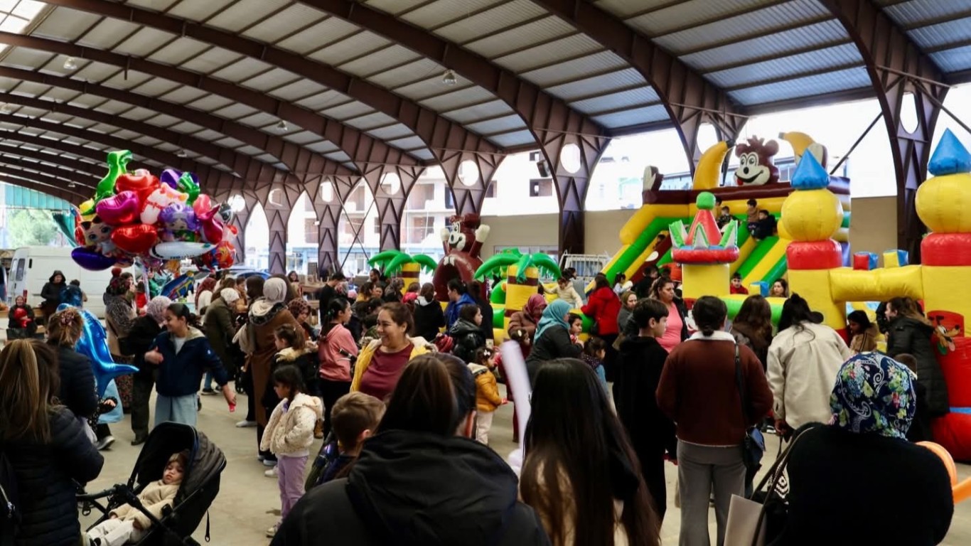 Çine’de Çocuklar İçin Karne Sevinci: Kapalı Pazaryeri Şenlik Alanına Döndü