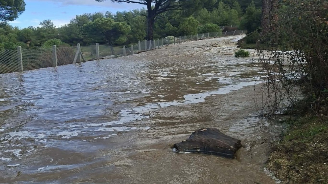 Çine’de Sağanak Yağış ve Kanal Patlaması: Yol Ulaşıma Kapandı