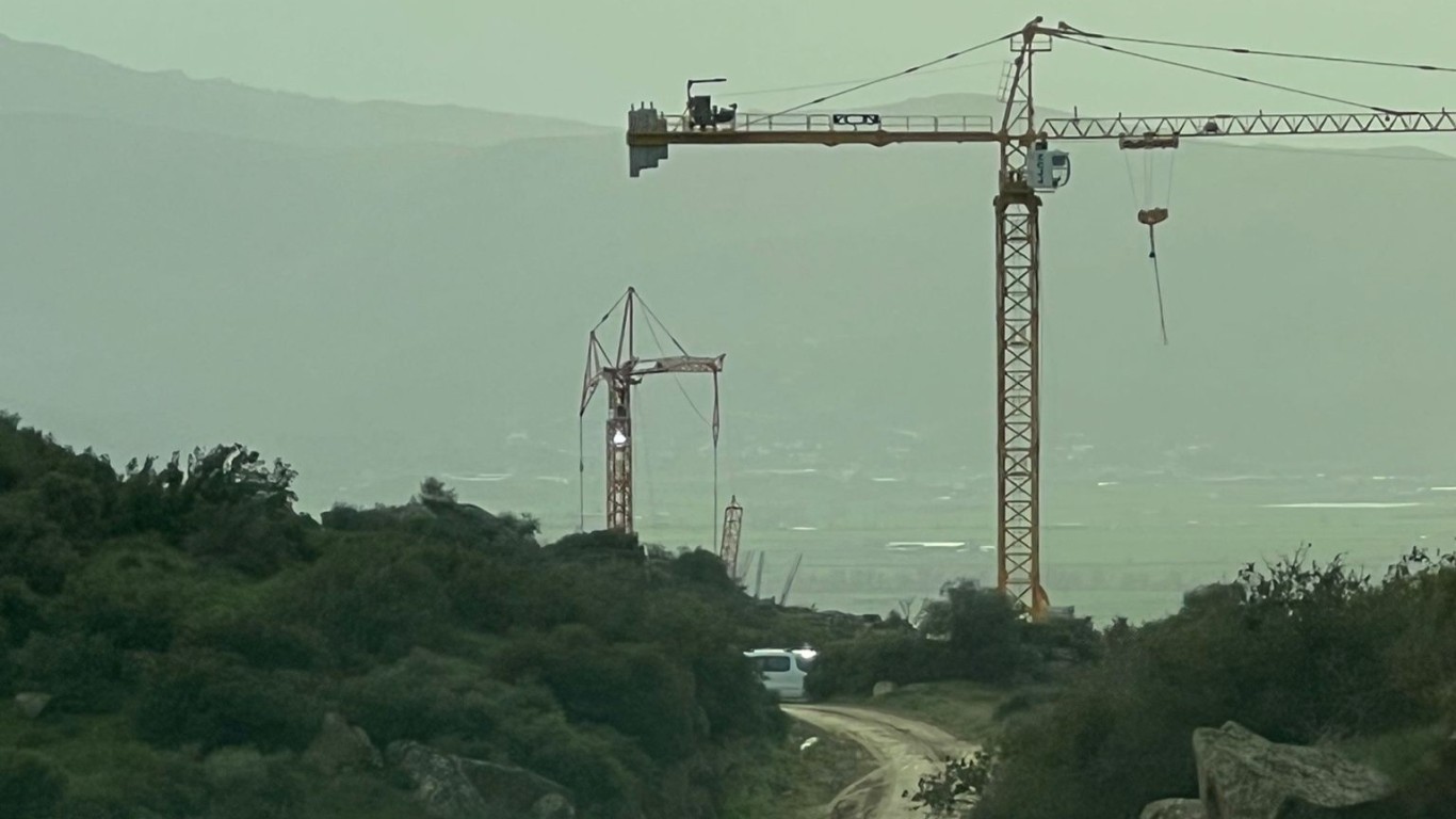 Çine’de Korkutan Olay: Dev Vinç Rüzgara Dayanamadı!