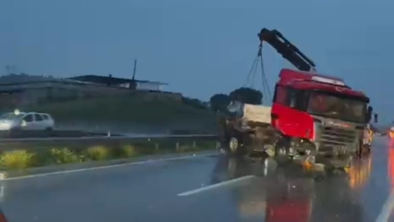 Aydın’da Yağış Kazayı Getirdi: TIR Kontrolden Çıktı!