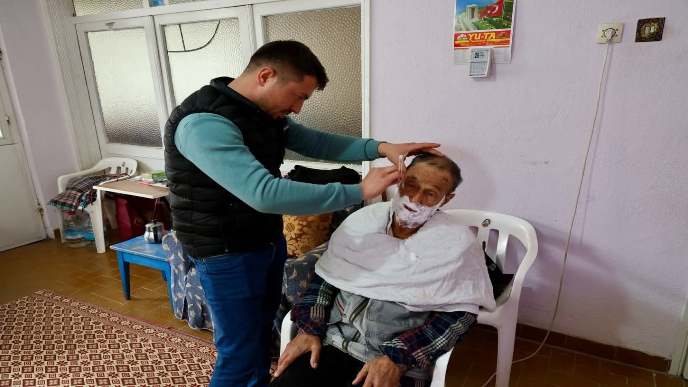 Çine’de Vefa Mesaisi: Yaşlılara Evde Tıraş Hizmeti Başladı