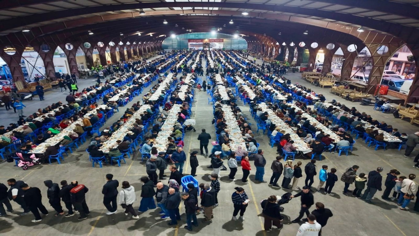 Çine’de Binlerce Kişi Aynı Sofrada Buluştu: Kadir Gecesi’nde İftar Bereketi