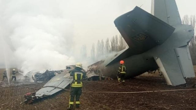 Ukrayna askeri uçağı düşürüldü: 5 ölü